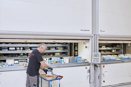 Mitarbeiter lagert Werkzeuge